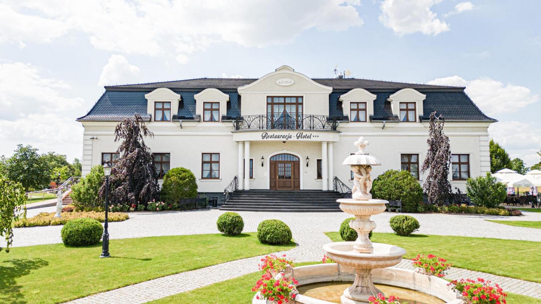 Dworek Komorno Экстерьер фото